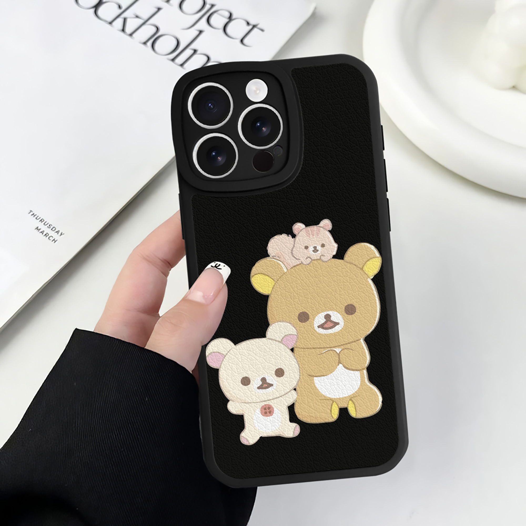 （画像用） リラックマ リラックマ キイロイトリ Rilakkuma Korilakkuma Kiiroitori 【iPhone 16シリーズ対応】シリコンスマホケース（レザー調） 材質：シリコン